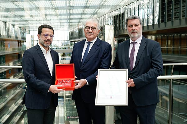 Madrid Excelente hace entrega de su sello de calidad a Endesa, de manos del Consejero de Economía, Hacienda y Empleo, Javier Fernández – Lasquetty