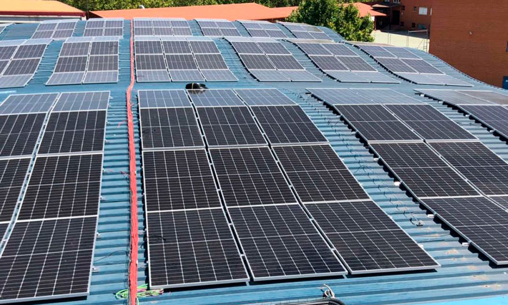 Las placas solares colocadas sobre la cubierta del colegio Alkor