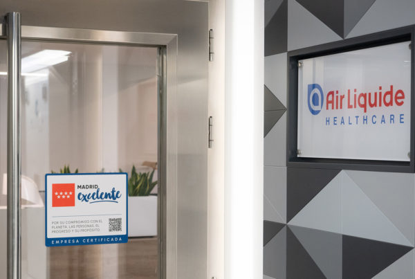 La entrada a la sede central de Air Liquide muestra ya el sello Madrid Excelente.