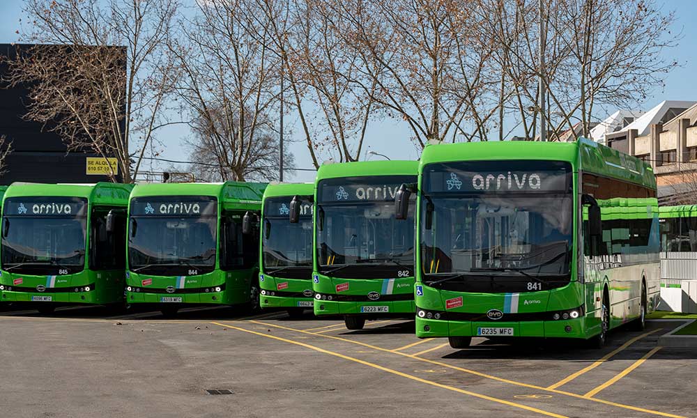 Cinco autobuses verdes aparcados. En todos ellos podemos leer el nombre de la empresa ARRIVA.