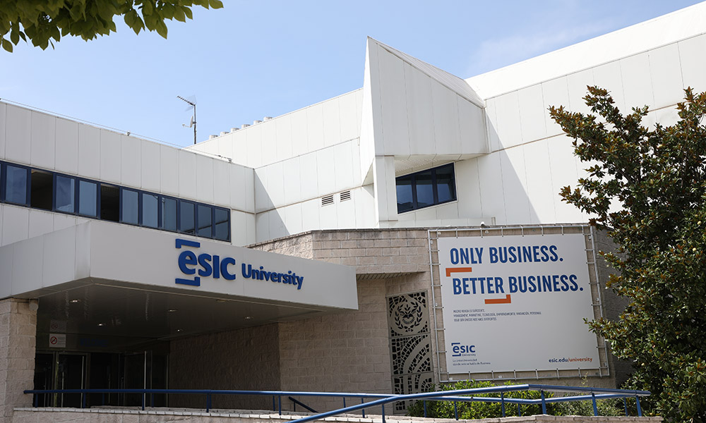 Fachada de Esic University. Junto a la entrada, un cartel dice "Only business. Better business".
