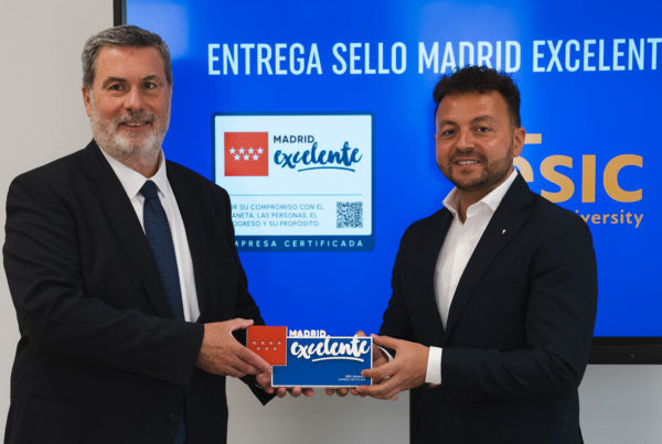 El director general de Madrid Excelente, Rafael Barberá entrega el sello a Eduardo Gómez, presidente de ESIC