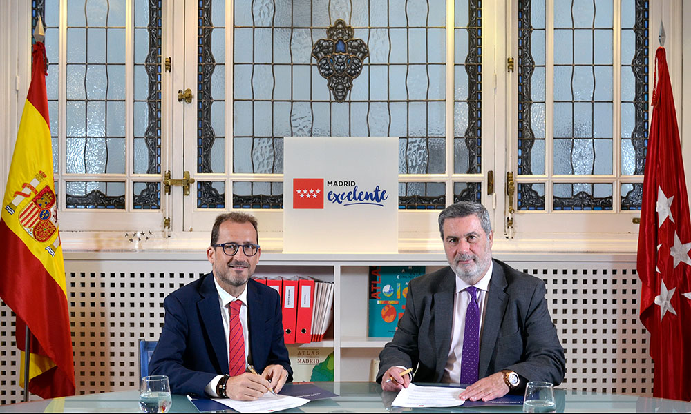 Sentados, a la izquierda Antonio Díaz, presidente de AESPLA y a la derecha Rafael Barberá, director general de Madrid Excelente, firman el documento.
