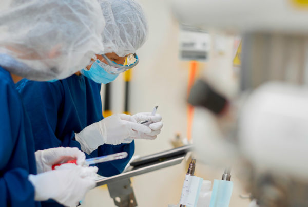 Dos personas con equipos de protección sanitarios en un laboratorio