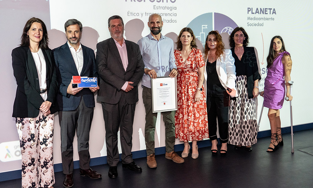 El equipo de Ilunion posa con el certificado Madrid Excelente y la figura conmemorativa, junto con el director general de la Fundación Madrid por la Competitividad, Rafael Barberá.